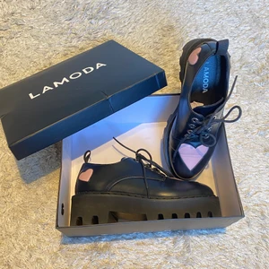 platform skor stl 36-37 - Svarta Lamoda platform skor med rosa hjärtan. Använda en gång. Väldigt bekväma och orsakar inte mycket problem när man gått i dem under en längre sträcka.  Andra frakt alternativ går att diskuteras!