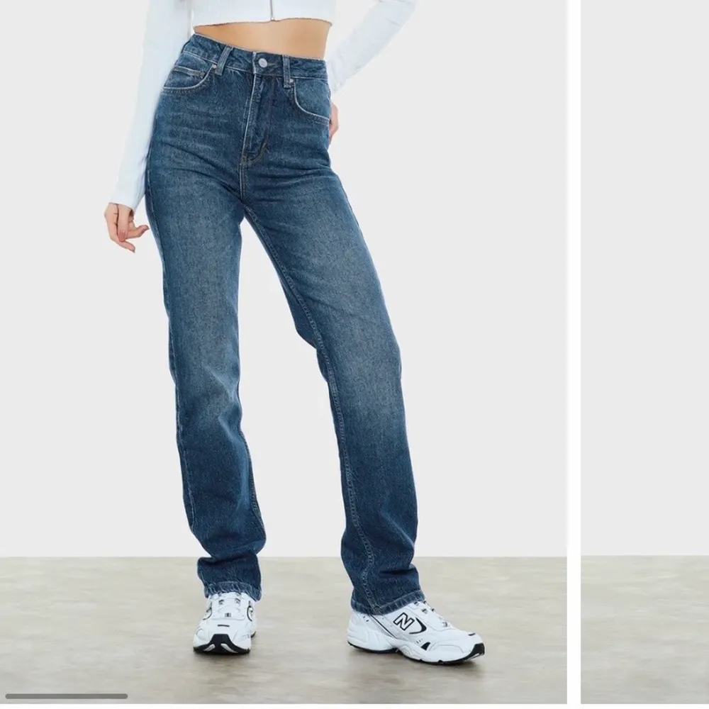 Nya byxor från bikbok! Storlek 25 i midjan, använda väldigt få gånger. Köpta för 600 kr, skickar egna bilder 💕. Jeans & Byxor.