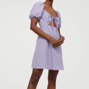 Rutig Klänning  - Lila/vit rutig klänning i storlek 36, aldrig använd. Säljer för 70kr ink frakt