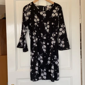 Blommig klänning - Blommig klänning från HM i storlek M