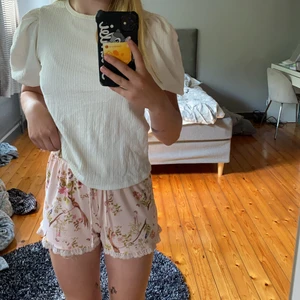 Na-kd vit tröja  - Jätte fin tröja, tyvvär för liten för mig, pris 60 och storlek xs, köpte den för 159 kr 