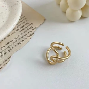 Ring - Stänger ner nätshoppen och rensar de sista ringarna. Helt nya, få tal kvar!  ( kommer ut fler bilder) OBS! Köparen står för frakt! Storleken är ONE SIZE men jag har ganska stora o breda fingrar och kan dem på pekfingret.