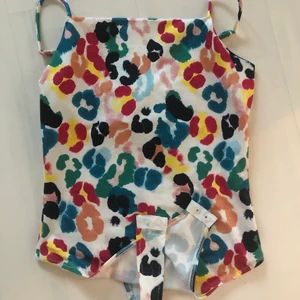 Body från bikbok i storlek xs - Färgglad body som jag använde en gång. Du står för frakten