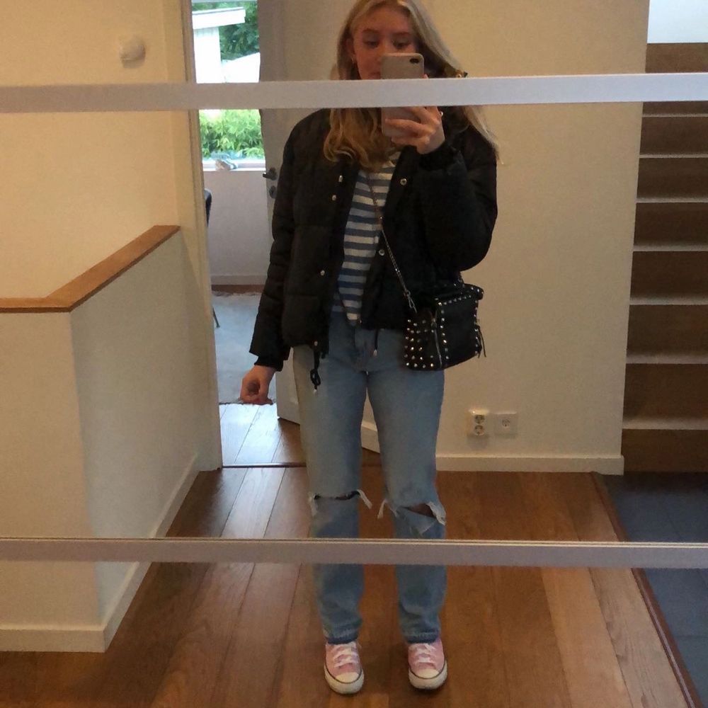 Snygg zara väska som tyvärr inte kommer till användning längre! Skriv till mig privat om ni vill lägga ett bud. Jag kan frakta eller mötas i Stockholm City/Lidingö. Frakt ingår inte och kostar 66kr! 💖. Väskor.