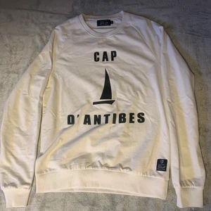 Vit långärmad t-shirt - Vit långärmad t-shirt i tjockt material. Måtten på plagget finns