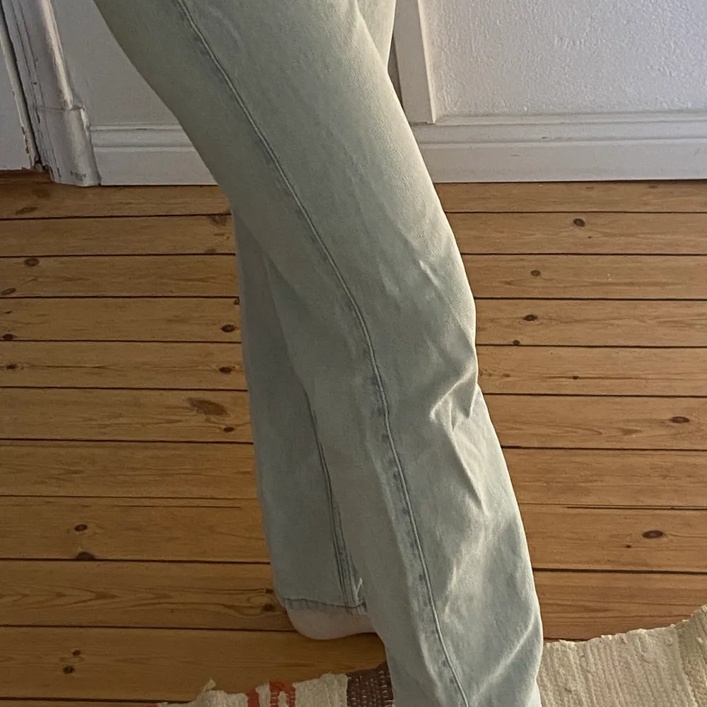 Ett par ljusa jeans köpta på weekday! Perfekt färg till sommaren, snygg modell & väldigt sköna 🧚🏻‍♀️🧚🏻‍♀️storlek W:27 L:32 ( jag är 168 cm och bär vanligtvis s/m ) ⭐️⭐️. Jeans & Byxor.