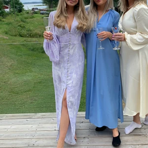 Adoore Positano Dress strl 34 - Lavenderfärgad långklänning med drömmigt mönster och slits framtill från trendiga Adoore. Storlek 34! Använd vid ett tillfälle (där bilderna togs) som NY. Buda i kommentarerna. 🌸