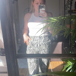 Wide leg pants zebra print - Oanvända zebra byxor från shein. Strl m. Väldigt bekväma. Köparen står för frakt! 