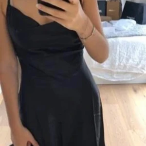 Jättefin svart satinklänning - Sjukt populär och fin satinklänning som endast är provad. Sitter så fint och framhäver kurvor. Skriv för fler bilder. Buda ifrån 100kr.
