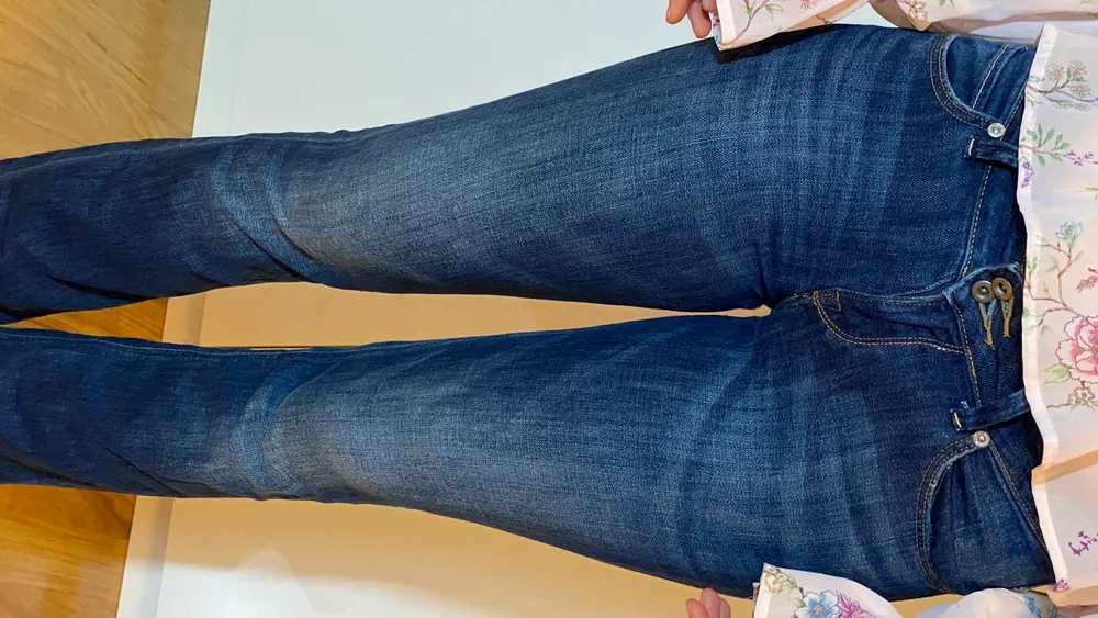 Utsvängda blåa jeans från Lee, storlek W26 l30, måttligt använda men i bra skick. Jeans & Byxor.