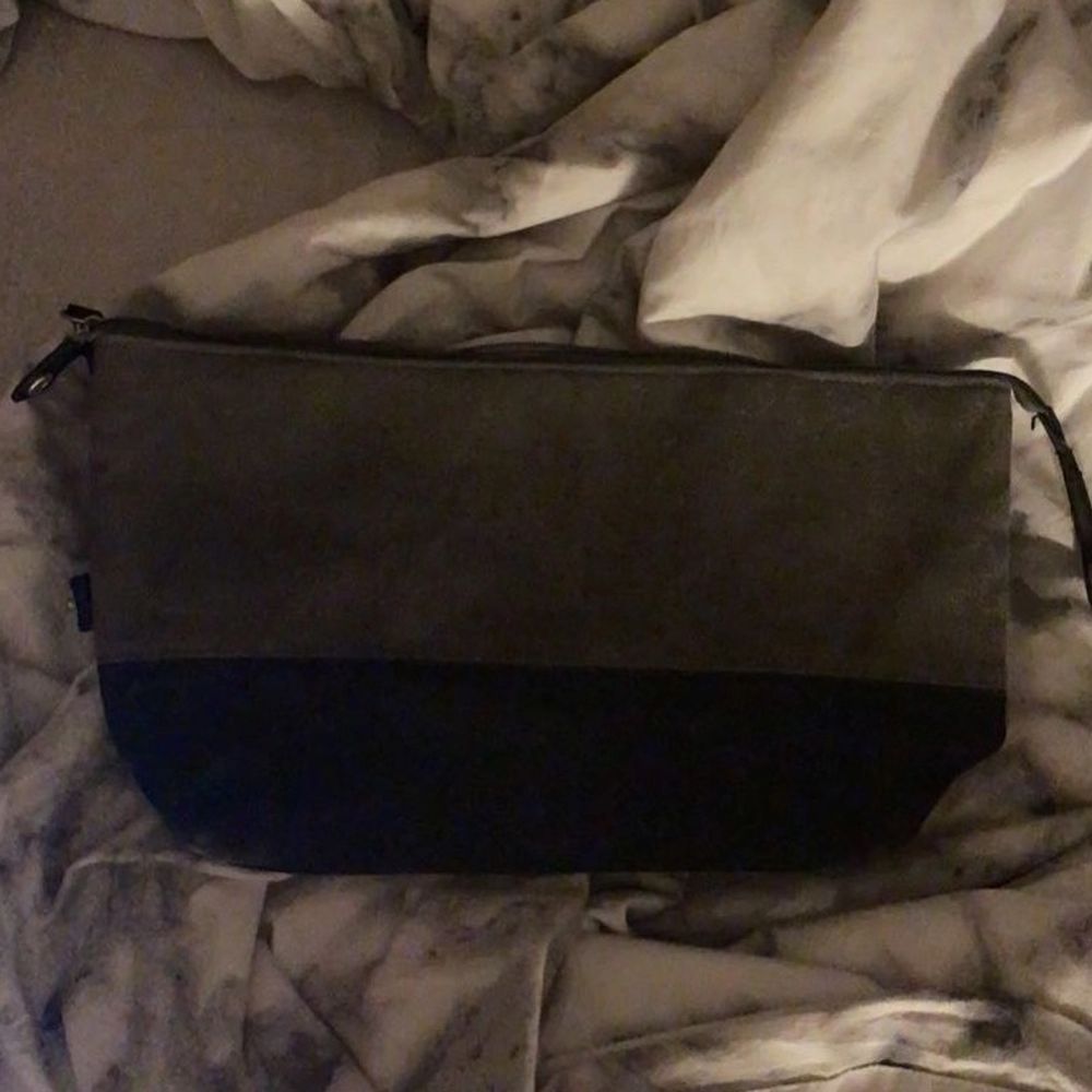 Heej säljer nu denna stora gråa necessär . Accessoarer.