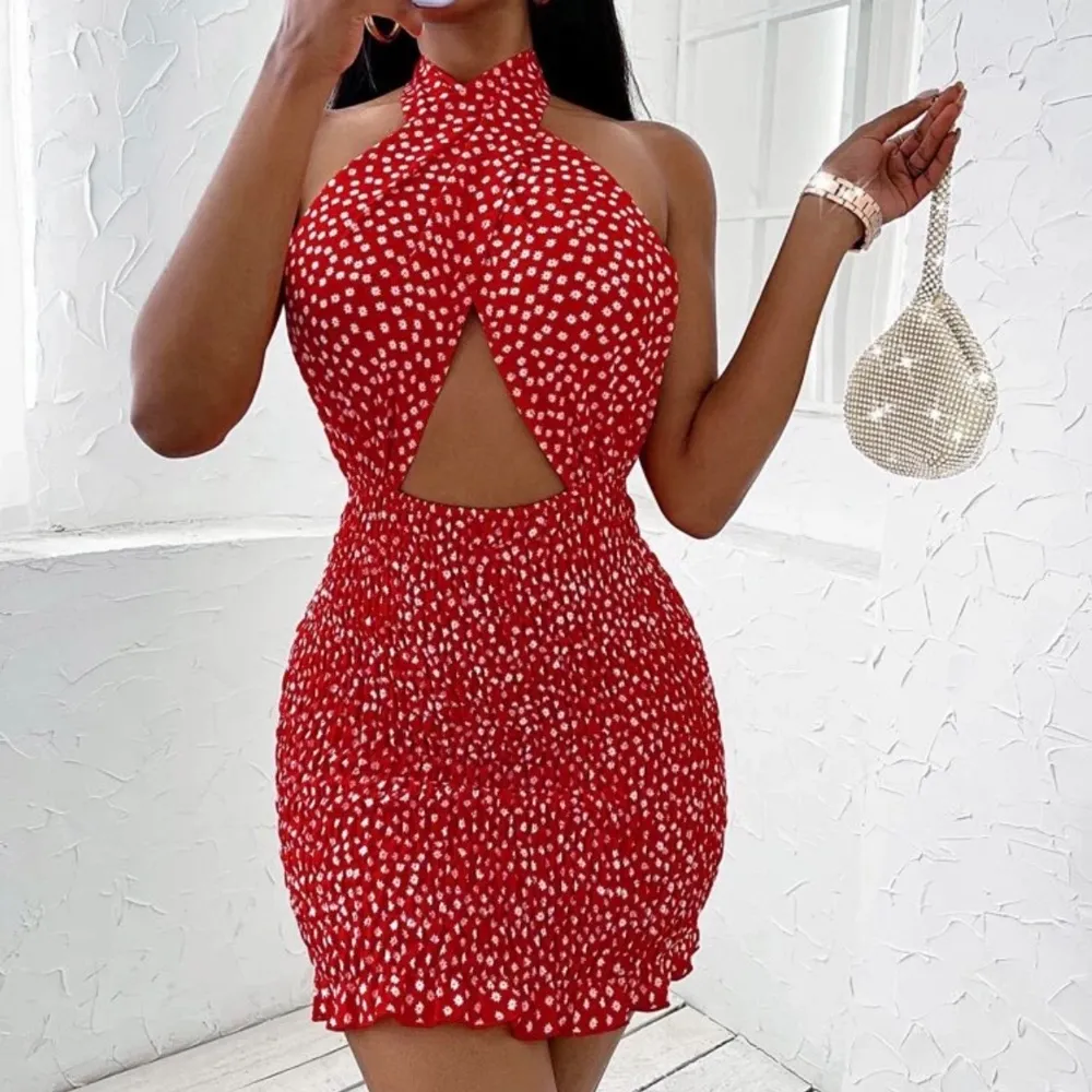 Röd mönstrad klänning från SHEIN som man knyter. Passar enligt storleken som den utger sig att vara, använd cirka två gånger och som ny fortfarande. Nypris: 179kr. Klänningar.