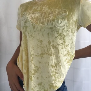 Sammets t-shirt - Snygg sammets t-shirt med texten ”girls” på⭐️ nästan aldrig använd då jag inte tycker om den!