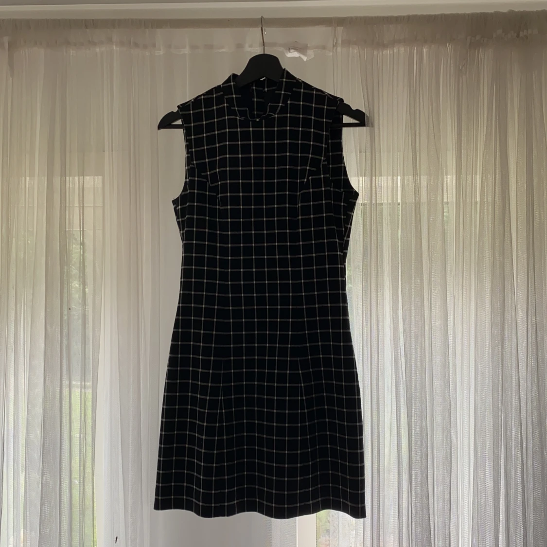 Rutig figursydd klänning 🖤  - 90