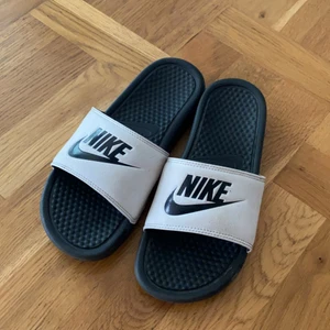 Nike tofflor - Jag säljer dessa sköna nike tofflor, råkade köpa i fel storlek så de är inte använda. Storlek 37/38