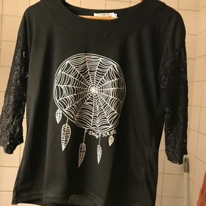 Boho/goth tröja - En skön lätt tröja i lite goth/boho tema med spetsärmar som ej sitter tajt!