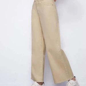 Fina beiga jeans - Ett par jättefina beiga jeans som tyvärr är lite för stora för mig. 🧡 Använda 2 gånger. Nypris 259kr. 