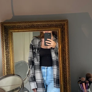 skjortjacka  - grå svart skjortjacka från Gina tricot, lite oversized och jättefin nu till hösten, aldrig använd💕