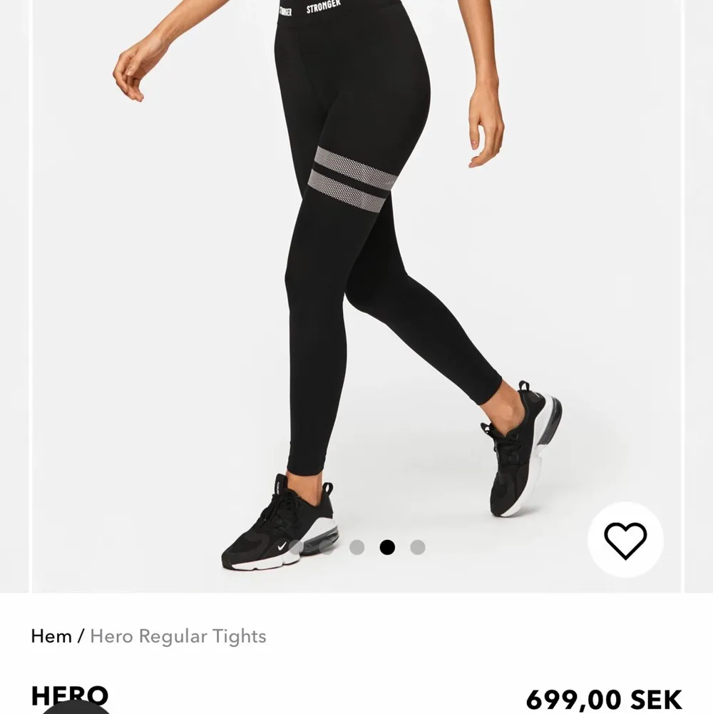 Helt nya och snygga stronger tights! Använd endast ett tillfälle. Storlek: S Nypris: 699 kr och säljer för 500 kr✨ Felfri och super sköna på.. Jeans & Byxor.