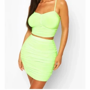 Neon gult sett - Snygg till fester eller annat mingel men får aldrig användning för den, har använt 1 gång. Super skönt stretch material. 