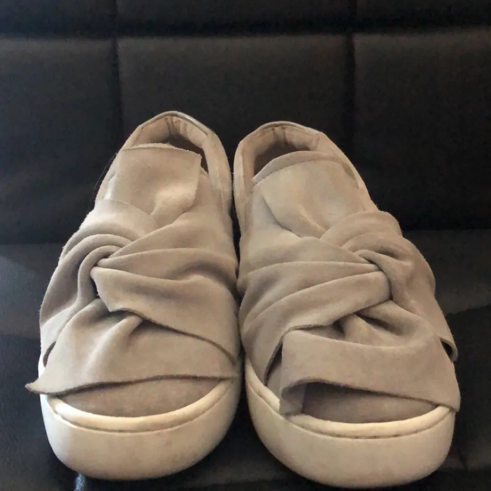 Skor jag fick av en vän som inte passar som är i grå mocka :). Skor.