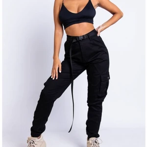 Cargo byxor oanvända från Madlady XS - Helt oanvända (endast tvättade) cargobyxor från Madlady. Nypris 499:- De perfekta cargobyxorna i din garderob! De tar fram dina former som du inte visste att du hade!  - Högmidjade i modellen - Två sidofickor samt fickor ovanför knäna - Tjock i kvalitén med viss stretch - Resår runt anklarna - Tvättas i 30 grader och ska strykas på låg värme  