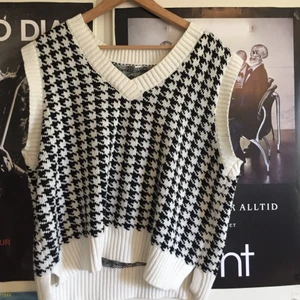 Stickad väst från Shein  - En stickad väst från Shein, knappt använd. Säljer då den är för stor för mig, skriv för fler bilder eller funderingar :) 