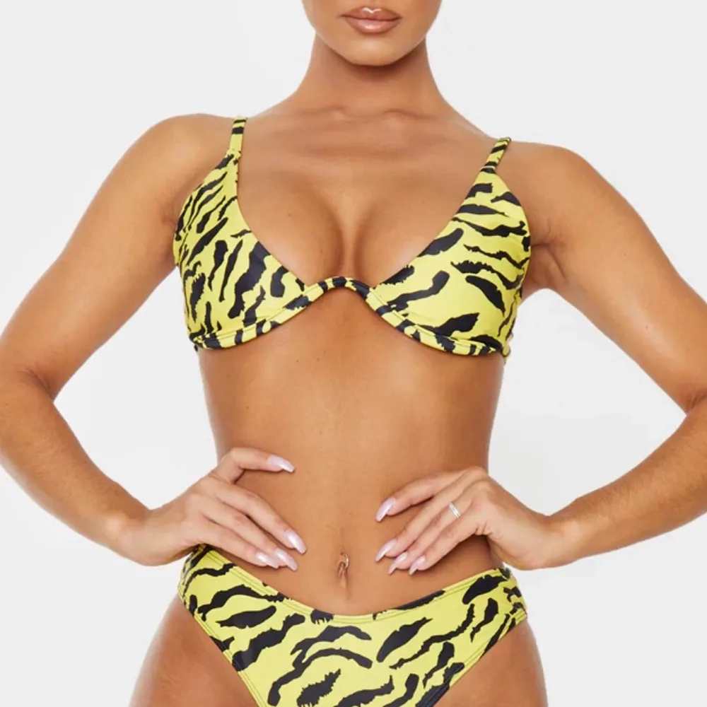 Jättefin bikini med gult och svart zebra mönster! Sälj pga att jag köpte fel storlek. Storlek 42 (EUR). Ingår frakt i priset :). Övrigt.