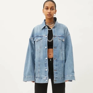Jeansjacka storlek s - Helt ny jeansjacka från weekday med prislapp kvar i storlek S. Fler bilder kan skickas om så önskas. Säljs pga att den var för oversize för min del🥰 nypris 600 kr