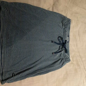 Randig kjol  - En fin randig kjol som tyvärr aldrig använts. Den är i storlek S men skulle säga att den passar alla storlekar.