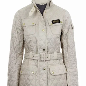 Barbour jacka 🧥  - Superfin barbour jacka som passar till allt, använda tyvärr inte längre och den är i fint skick. Köpt från Jackie för 2000 kr. Frakten ligger på 79 kr. Jackan är vit, inte beige som på bilden 