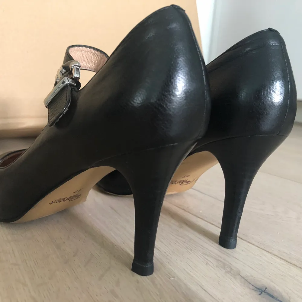 Leather shoes, heels approx 5cm high. Very comfortable! There is a little scratch on one heel (see image). Otherwise in good condition. . Skor.