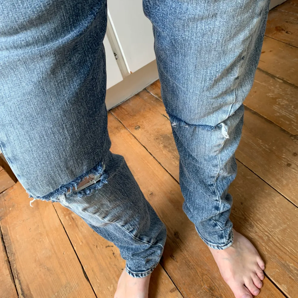 Snygga och erhört bekväma jeans från Levis i deras twisted modell, dvs vridna sömmar på benen. Den röda Twisted-tagen och sneda fickor. Bra komfort och rörelse, supersköna. De är bra i längden på mig som är 156. Unisex modell. Jeans & Byxor.