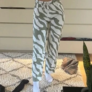 Zebra jeans - Jättecoola och unika jeans ifrån SHEIN! Aldrig använda och i storlek Xs. Sitter som en smäck och är i såå skönt material!!