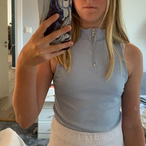 Linne m krage  - Detta linnet säljer jag från Lager 157. Den är i storlek M/L ( de är väldigt små i storleken, jag som har ca i allt annat passa även denna ). Linnet är i mycket bra skick och är använt 2 gånger. Ny pris: 90 kr. Köparen står för frakten.