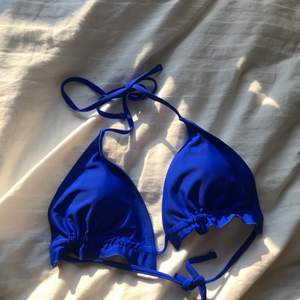 Säljer den här helt oanvända snygga blå bikini toppen💙Säljer pågrund av att den inte passar😇 Storlek S men skulle säga att den passar både xs-m då man knyter i banden💕💕💕
