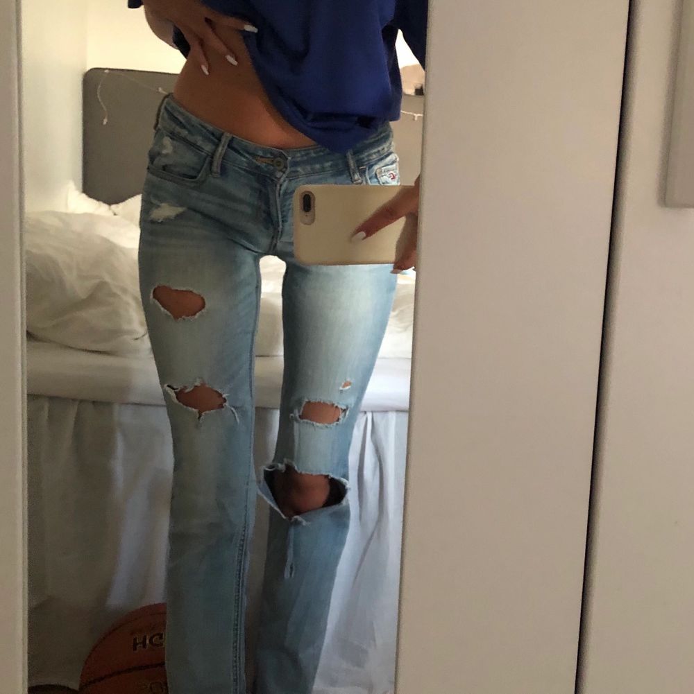 Säljer dessa skitsnygga lågmidjade jeans från Hollister då de tyvärr inte kommer till användning längre 🥲 förut hade de en liten slitning på rumpan som jag sytt igen (kan skicka bild privat). Annars är de i bra skick! STORLEK: WAIST 24 & LENGTH 31. Jeans & Byxor.