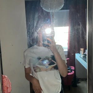 T shirt  - Säljer denna t shirten som jag fått men aldrig använt då det inte riktigt är min stil. Den är köp på carlings för runt 200kr tror jag