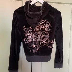 Hoodie  - En juicy couture tjocktröja i svart, storlek S.