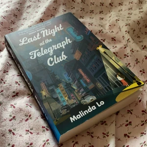 Last Night At The Telegraph Club - Säljer pga att jag inte gillar genren contemporary! Den är i näst intill nyköpt skick då jag bara har haft den i kring 1 månad <3