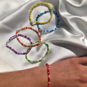 Armband  - Armband i olika färger, det går att välja stolek och design 25kr + 12kr i frakt🤎