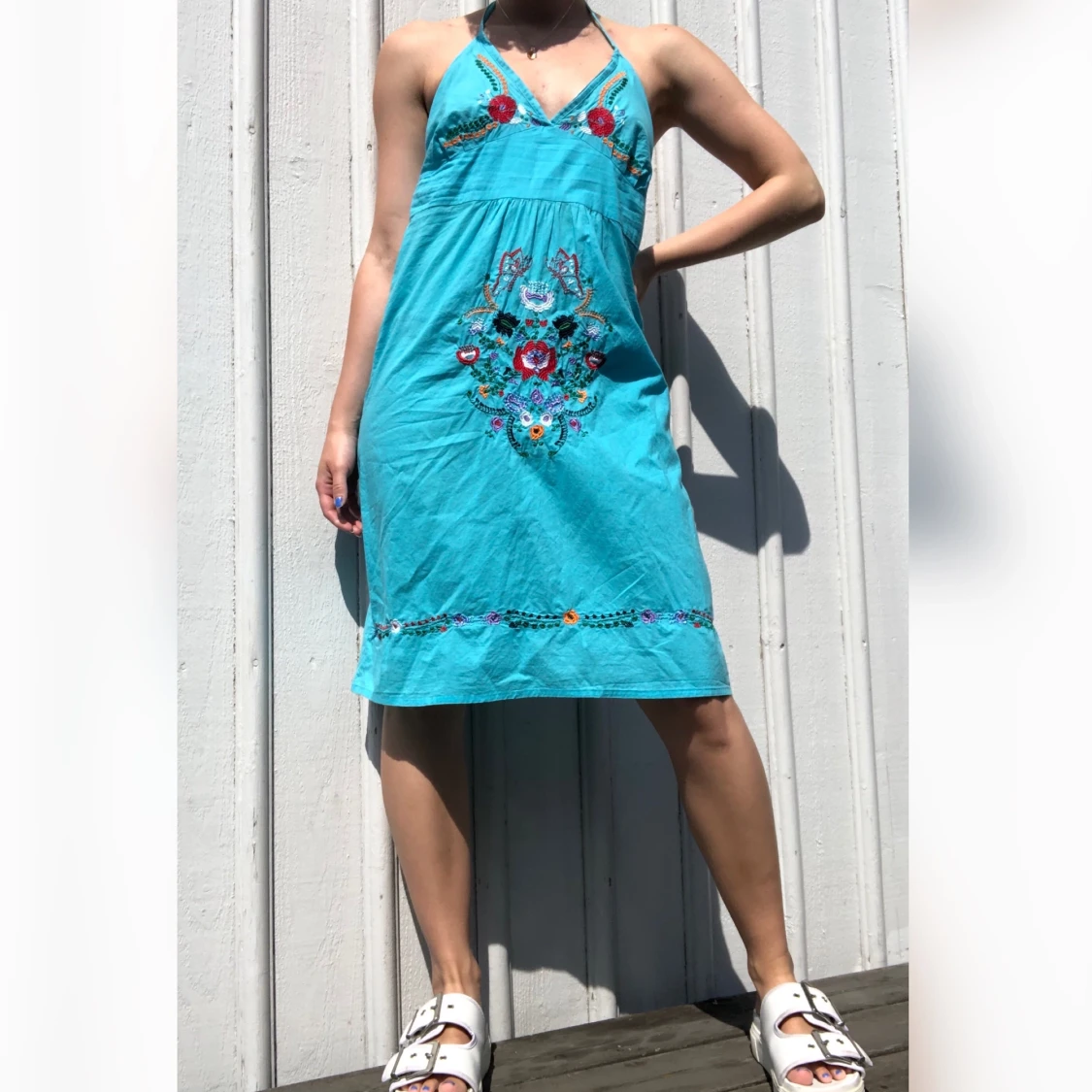 Halterneckklänning med broderi  - 90