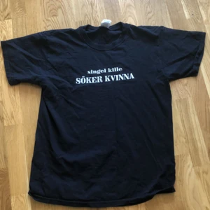 T-shirt  - Svart t-shirt Med vit text. Julia presents till någon :-)