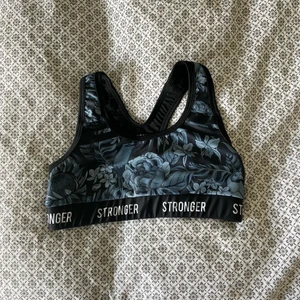 Stronger topp 🐢🐍🐊 - Stronger topp som tyvärr är lite liten på mig! Lite sliten på insida men inget som märks av 🤍  60 kr + frakt ELLER byte mot en topp i S 🥰