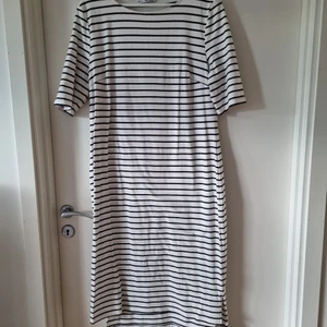 Klänning Ellos  - Lång klänning med trekvarts arm i skönt material, rak modell. Vit med blåa ränder, är som en L/xl i storlek. Bara provad!