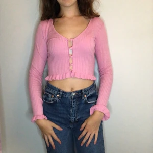 Rosa kofta  - Gullig rosa kofta med utsvängda ärmar. Skönt material. Lite genomskinlig så rekommenderar att ha ett linne eller likande under. Eller så kan man ha den som den är. 