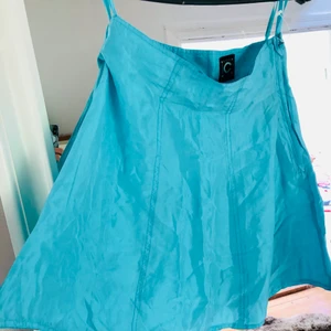 🪁NY🪁Siden kjol strl 38 - Helt ny kjol i siden, strl 38 men funkar även 36 Finns i Malmö/Vellinge 