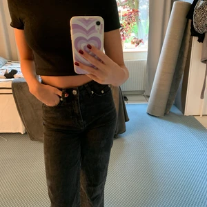 Jeans  - Svarta jeans som säljes pågrund av att dem är försmå. Riktigt snygga och sköna jeans. Dem är i storleken xxs men jaga skulle säga att dem är xs. Syns inte att dem är använd😋😋💞