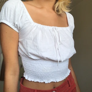 Somrig tröja - Nyskick och sällan använd. Bomull så väldigt bekväm. Står för halva frakten så 20kr extra.