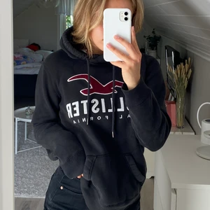 Hollister hoodie - Svart hollister hoodie. Färgen är mest trovärdig på första bilden 🤍 Säljer för 80kr + frakt 66kr
